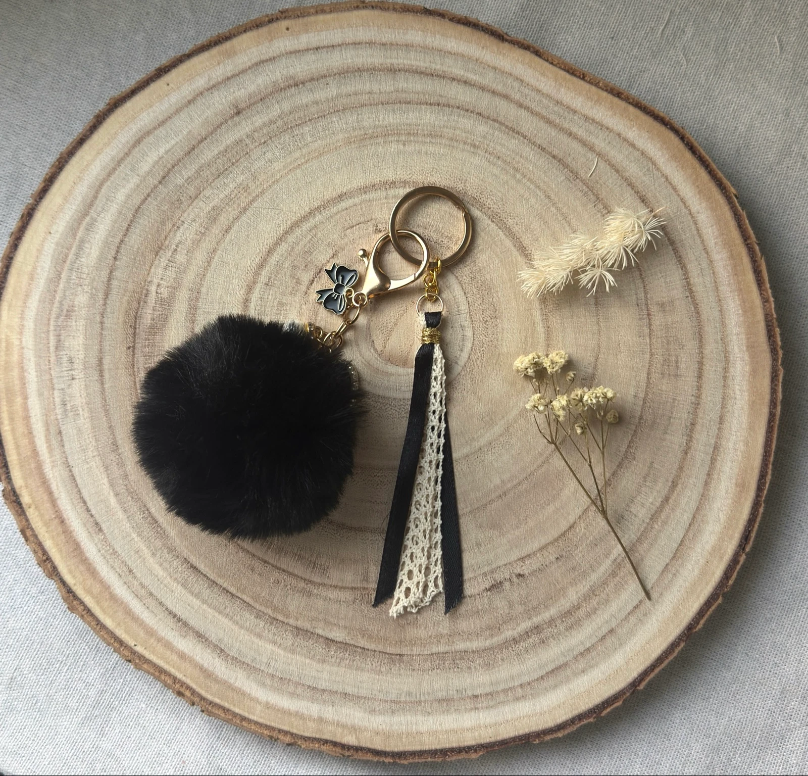 Porte-clés artisanal pompon – Noir & Écru